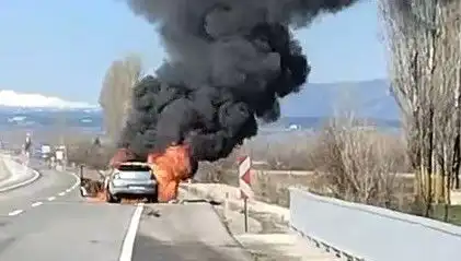 Kütahya'da Seyir Halindeki Otomobil Tamamen Yandı: Sıcak Anlar!
