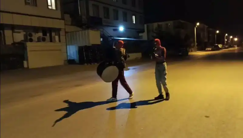 Erzincan Sokakları'nda Sahur Coşkusu: "Örümcek Adamlar" Geceleri Canlandırıyor