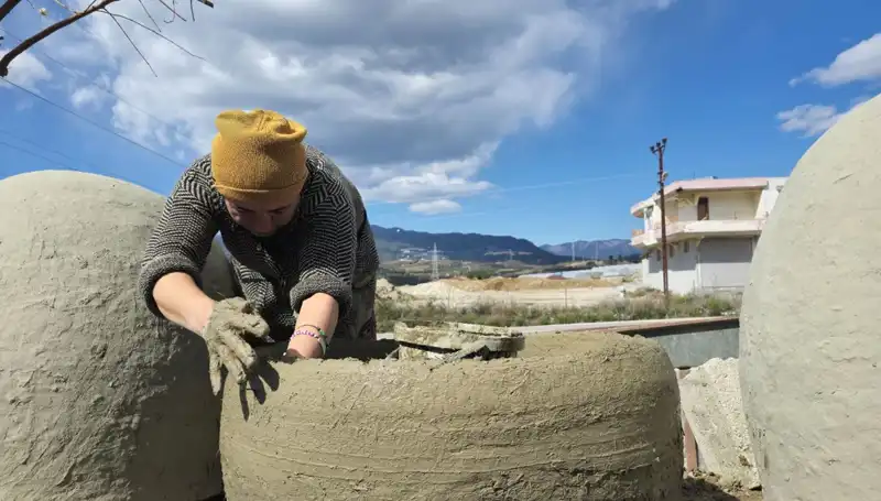 Hatay'da Kadınların Eliyle Hayat Bulan Killi Toprak Sanatı