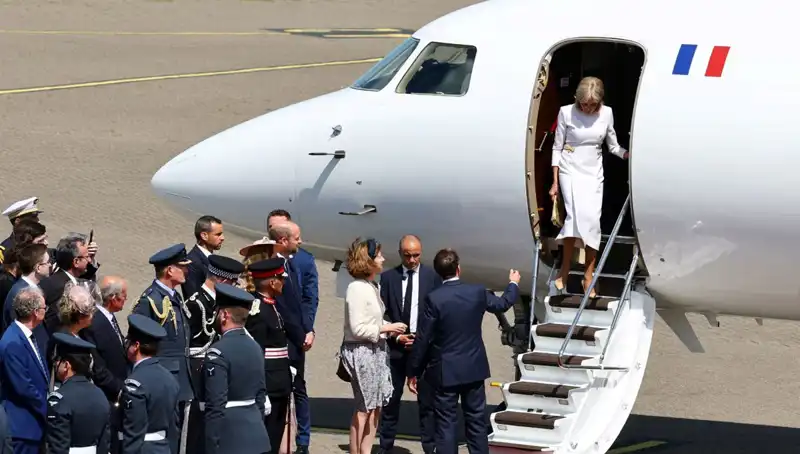 Eşi Brigitte Macron’un Elini Havada Bıraktı: Olayın Ardındaki Gerçek Nedir?
