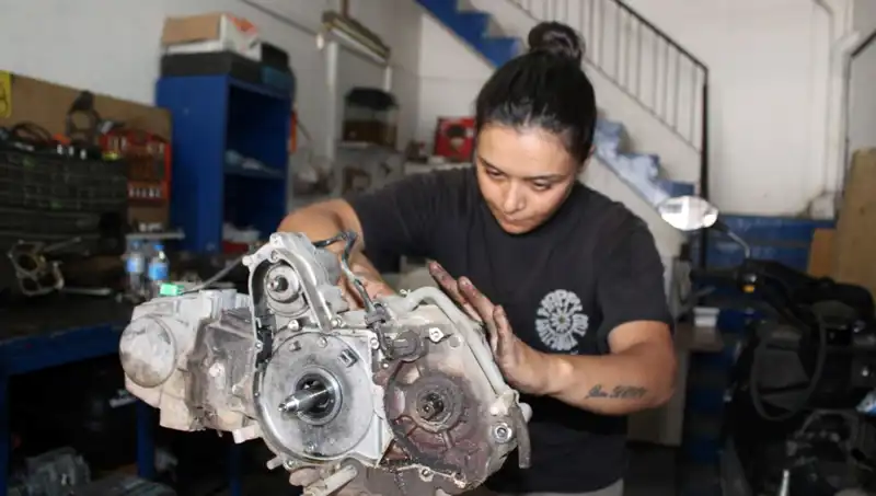 Hayriye, Eşinin İş Yerinde Motor Ustası Olma Yolculuğunu Anlattı