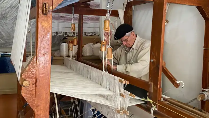 62 Yıldır İpleri Sanata Dönüştüren Usta: Mesleğinin Tutkusu ile Yol Alıyor