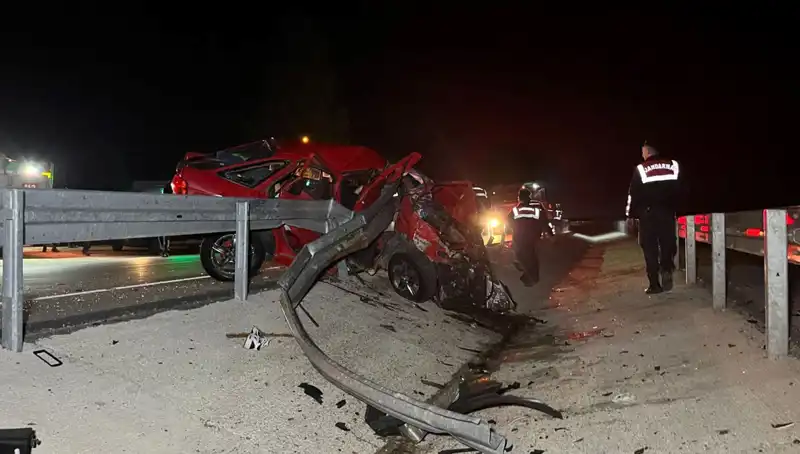 Bariyerlere Çarpan Otomobil Yangın Çıkardı: 2 Can Gitti