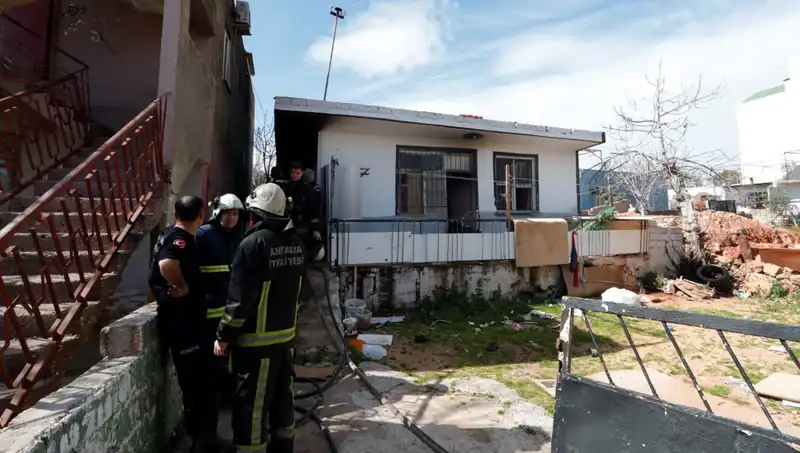 Antalya'da Gecekondu Yangını: Alevler İki Evi Kül Etti