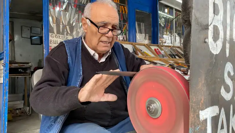 81 Yaşındaki Erhan Amca Mesleğine Aşkı ile Devam Ediyor