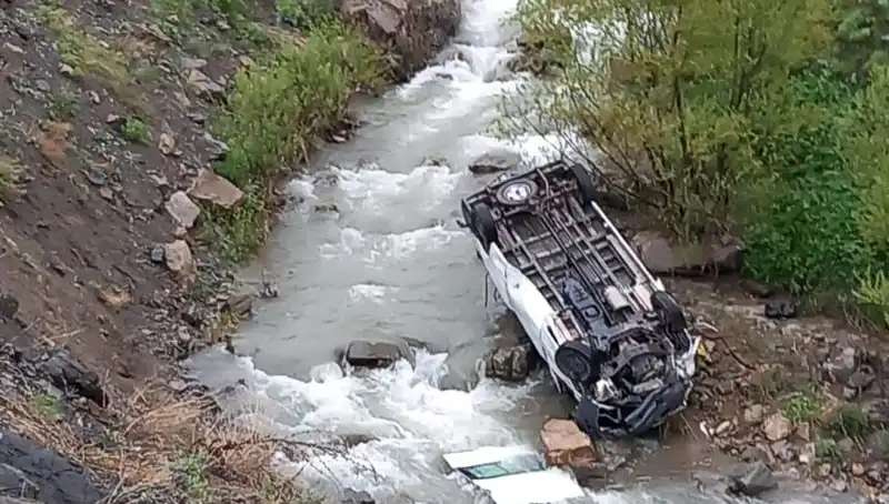 Hakkari'de Minibüs Kazası: İki Can Kaybı, Üç Yaralı
