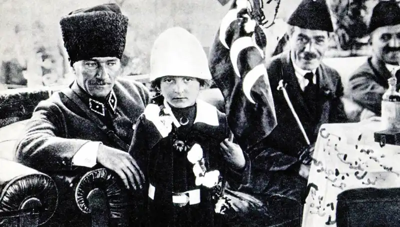 Unutulmaz Bir Fotoğrafın Arkasındaki Ayrıntılar: O Şapkanın Hikayesi
