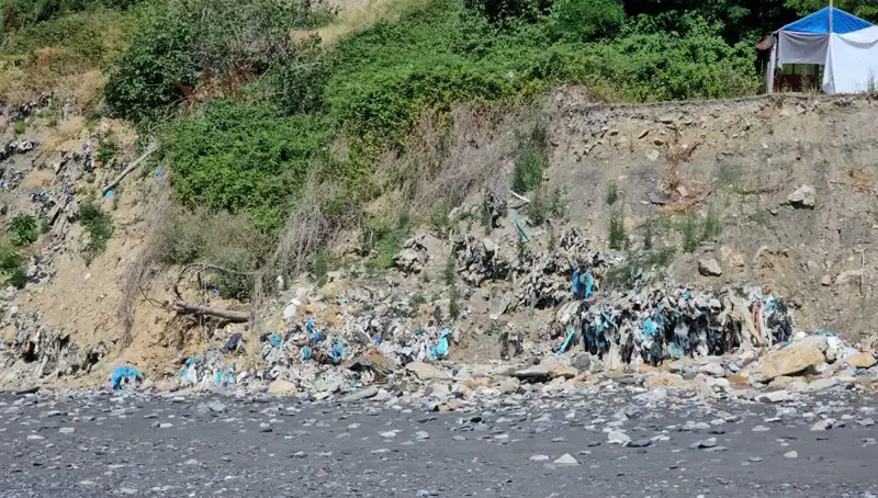 Kozlu Sahil'de Oluşan Çöp Yığını İhmal Edilmeyi Bekliyor