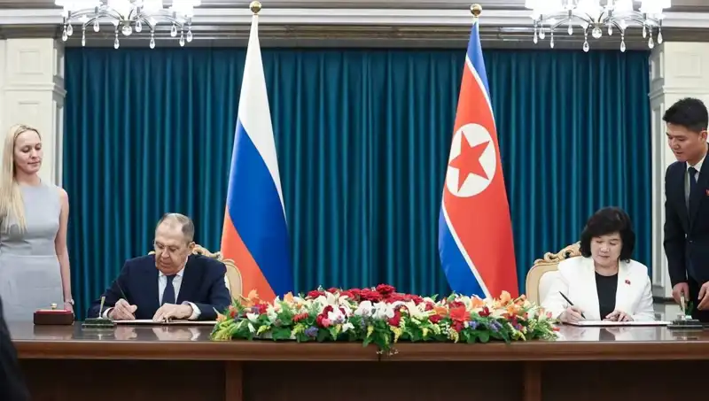 Lavrov ve Kuzey Kore Dışişleri Bakanı Arasında Tarihi Görüşme