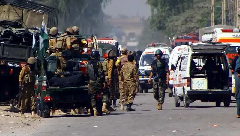 Pakistan'da Bombalı Saldırı: Güvenlik Görevlileri Amansız Bir Taarruza Uğradı