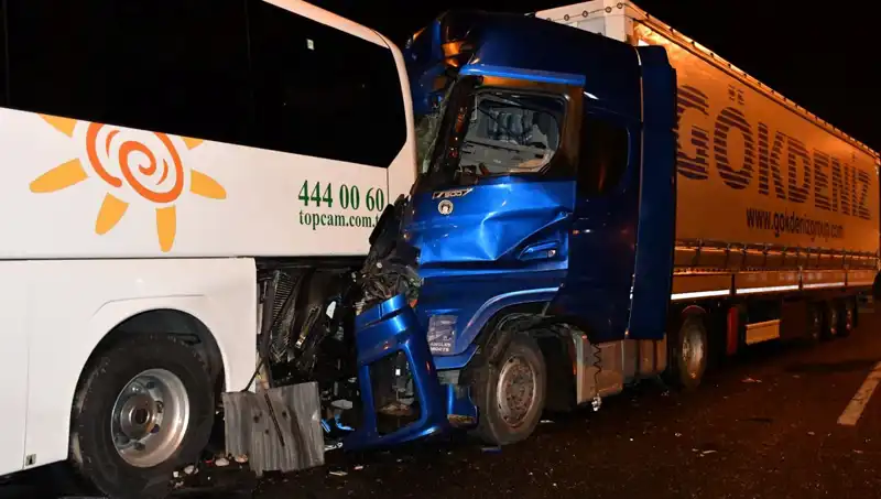 Tur Otobüsü Tırla Çarpıştı: 13 Kişi Yaralandı, Faciadan Dönüldü