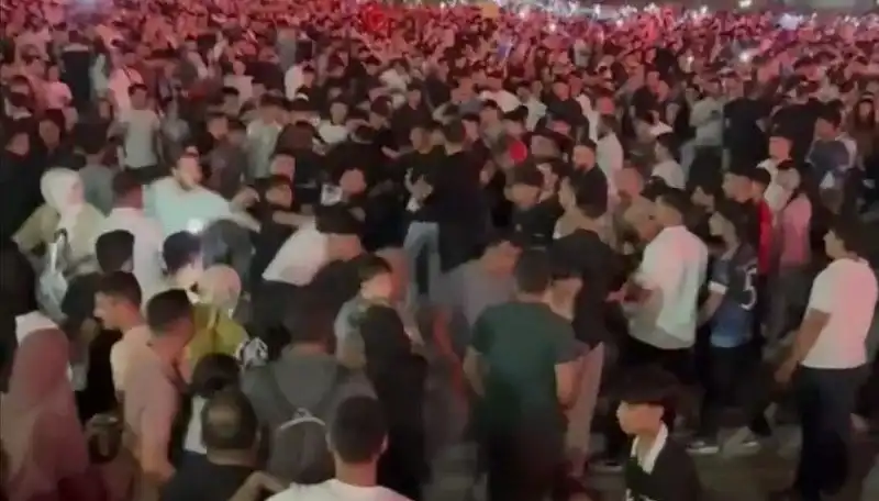 Ünlü Konserde Şok Anlar: Bıçaklı Kavga Ortalığı Karıştırdı!