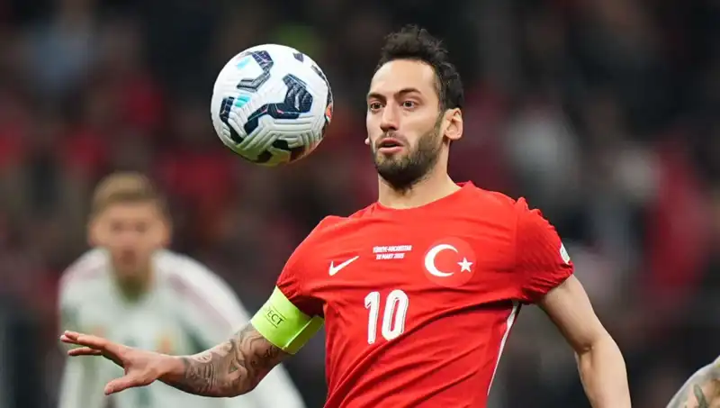 Fenebahçe, Hakan Çalhanoğlu için Mourinho'nun Stratejisini İzliyor