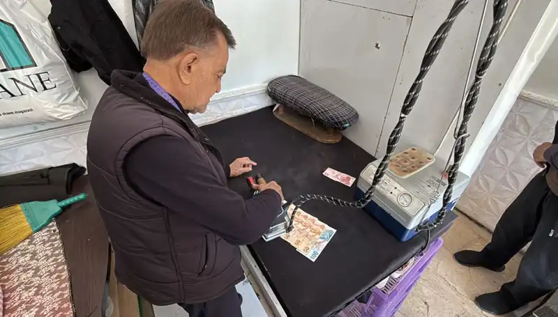 47 Yıllık Terzi Ahmet'ten Dikkat Çeken Alışkanlık: Ütülenmiş Paralar