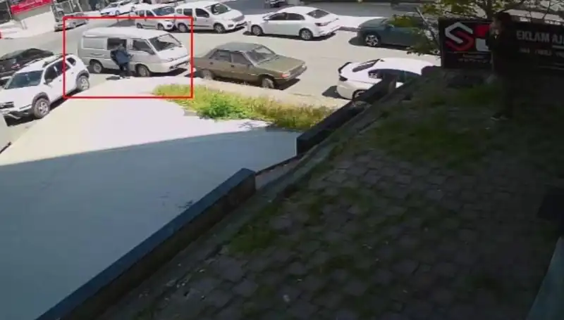 Aracını Çalmak İsteyen Hırsızı Kendi Gözleriyle Yakaladı!