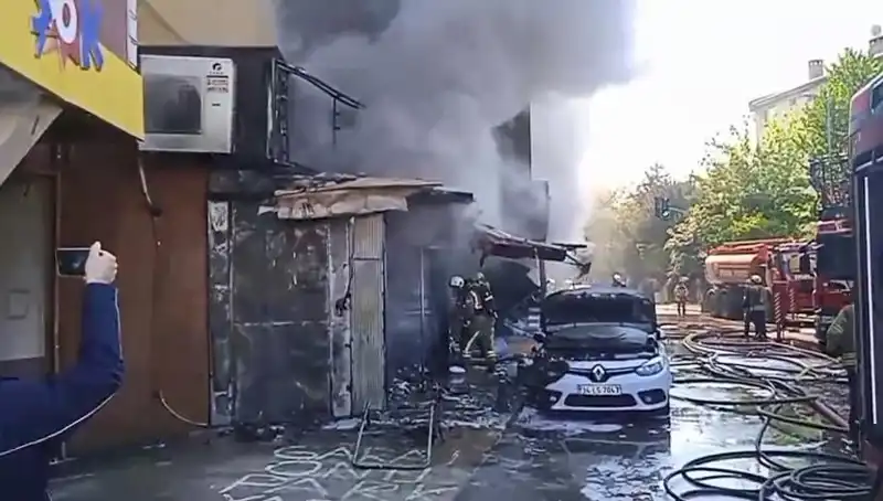 Ümraniye'de Hediyelik Eşya Dükkanında Çıkan Yangın Panik Yarattı