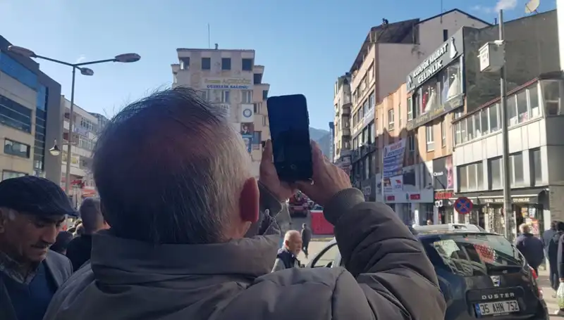 Çatıya Tırmanan Genç İçin Kameralar Yarıştı: O Anlar Gözler Önünde!