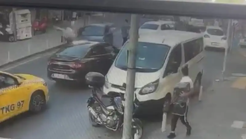 Fren Yerine Gaza Basan Araç Kazası Şehrin Kalbini Sardı