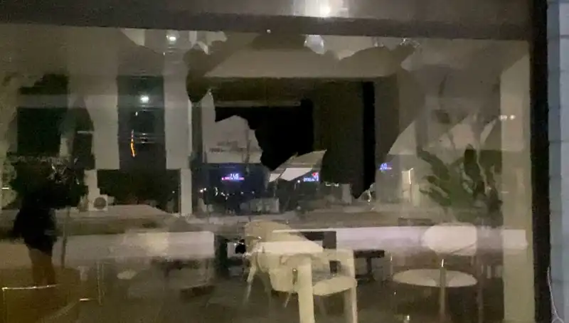 Mobilya Mağazasına Taşlı Saldırı: Sırlarla Dolu Bir Gece
