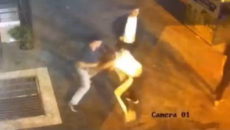 İstanbul'un Kalbinde Yaşanan Sokak Kavgası: Tekme ve Yumruklar Havada Uçuştu