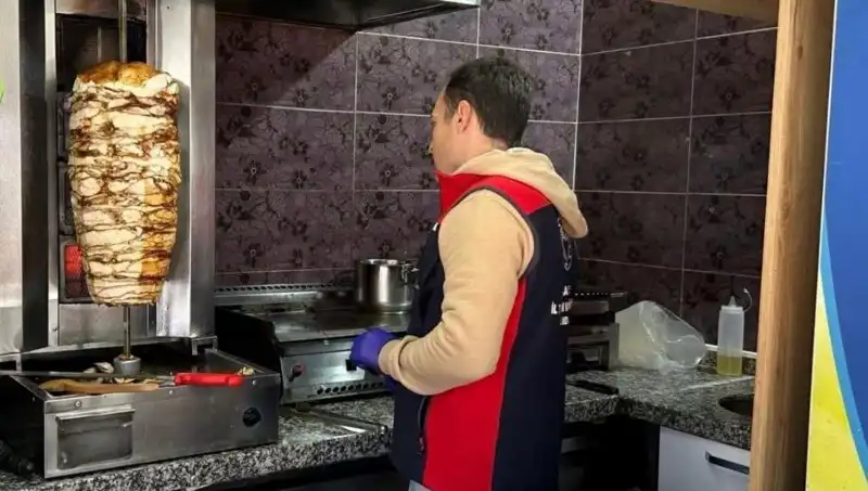 Tavuk Döner Alarmı: İşletmelere Baskınlar ve Piyasadaki Kargaşa