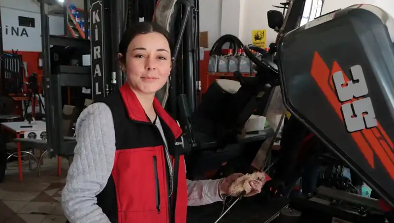Türkiye’nin İlk Kadın Forklift Ustası: Melike’nin İlginç Hikayesi