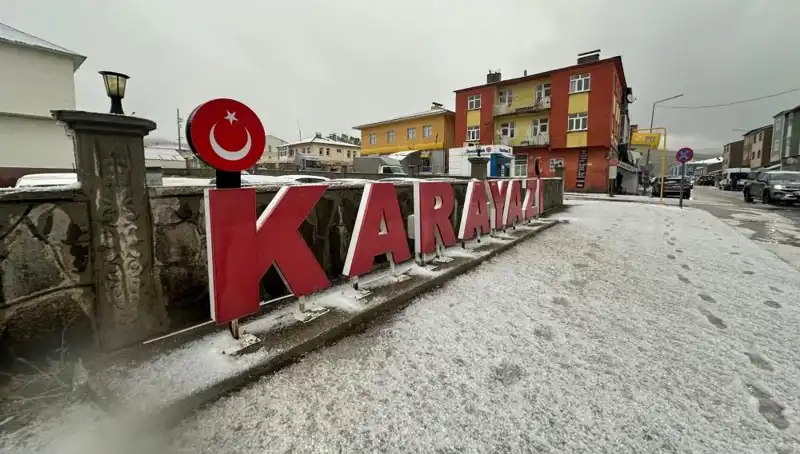Temmuzda Yağan Kar: Sürücüler Beyaz Kışa Hazırlıksız Yakalandı