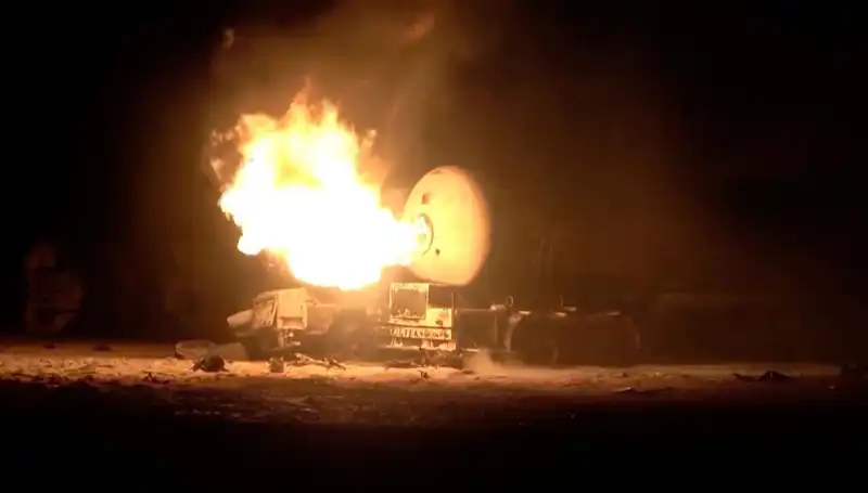 ABD'nin Hedefi Olan Limanda Kızıldeniz'de Petrol Sızıntısı Tehlikesi