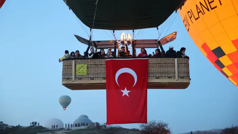Kapadokya’da 23 Nisan Coşkusu: Balonlar Türk Bayrakları ile Gökyüzünde