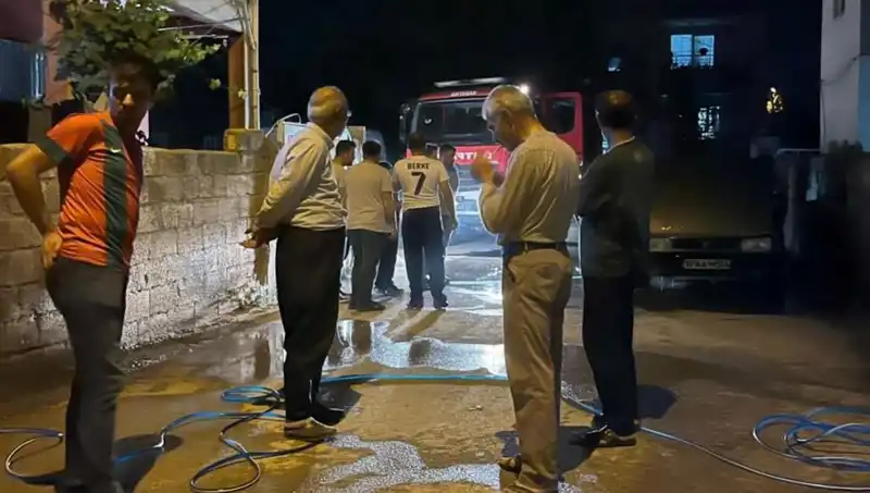 Park Halindeki Araçta Çıkan Yangın Paniğe Neden Oldu