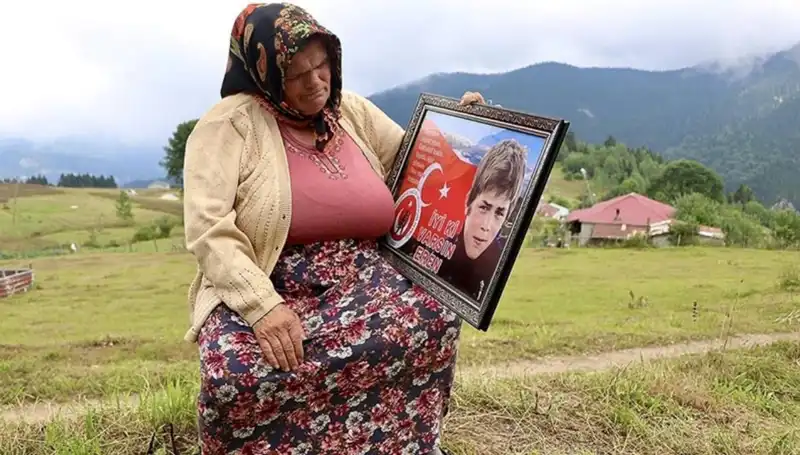 DEM Parti, Eren Bülbül'ün Annesini Anarak Bayramı Kutladı