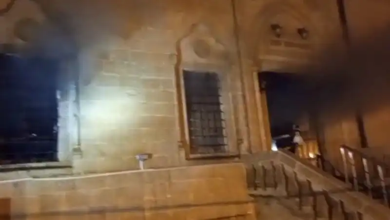 Mardin'de Korkutan Cami Yangını: Yangının Sebepleri Araştırılıyor