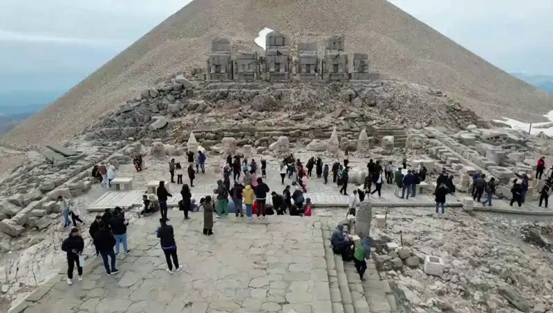 Nemrut Dağı'nda Bayram Yoğunluğu: Ziyaretçi Akını Devam Ediyor