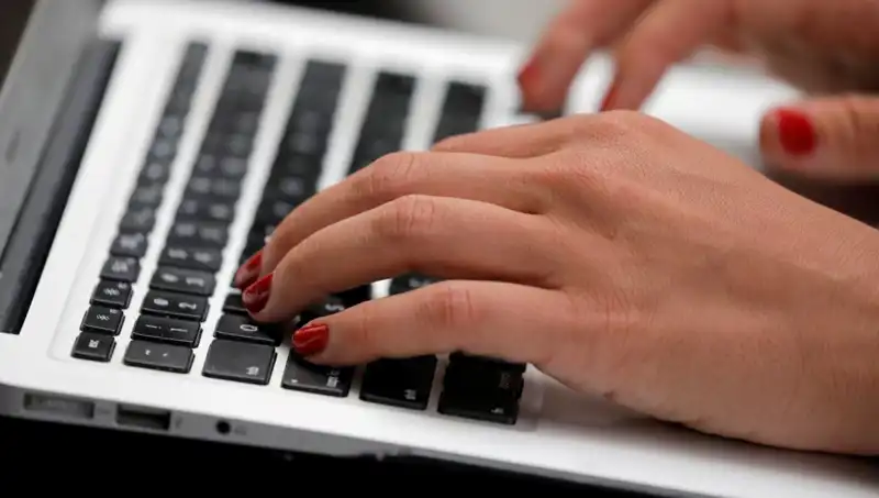Laptop Mikrofonlarında Kapalıyken Dinleme Tehlikesi: Gizliliğiniz Tehdit Altında