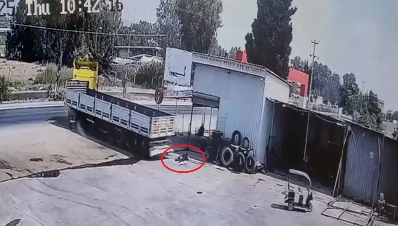 : 16 Yaşındaki Çocuk İşçinin Feci Ölümü: TIR Kazası Tamirhanede Yaşandı