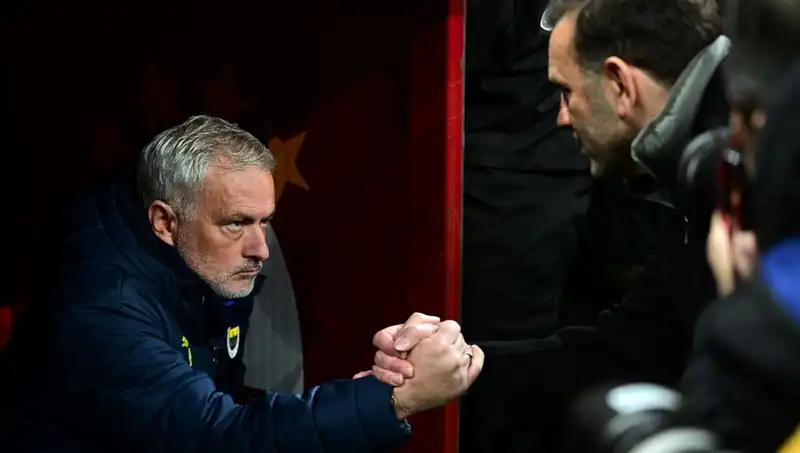 Başarılı Teknik Direktörler Mourinho ve Buruk, Derbide Yüz Yüze Geliyor