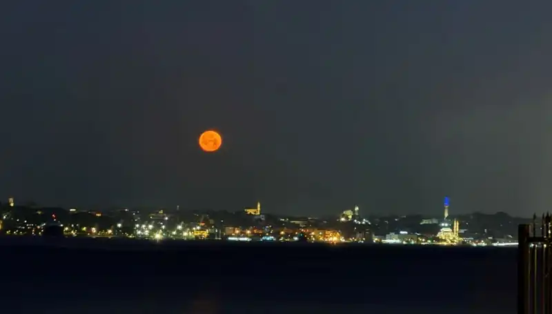 İstanbul'da Çilek Dolunayı: Gözler Kamaştıran Doğa Olayı