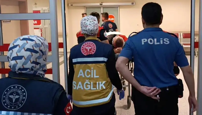 Kazada Yaralanan İki Kişi Hastaneye Kaldırıldı: Olay Yerinde Neler Oldu?