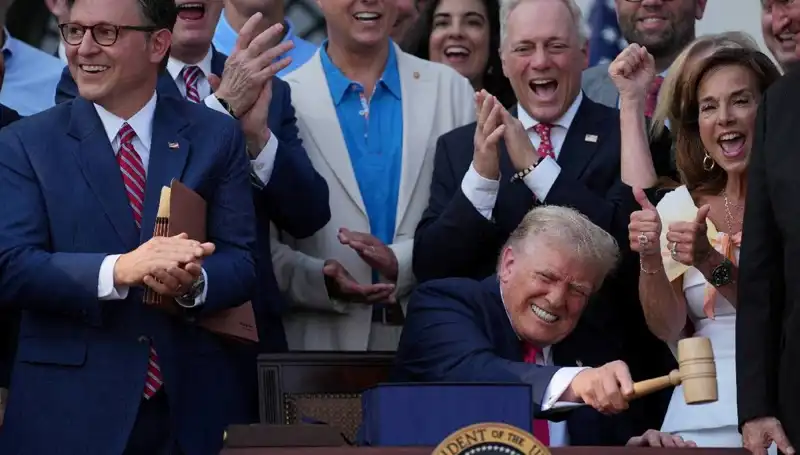 Trump'tan Tarihi Adım: "Büyük, Güzel Yasa Tasarısı" İmzalandı