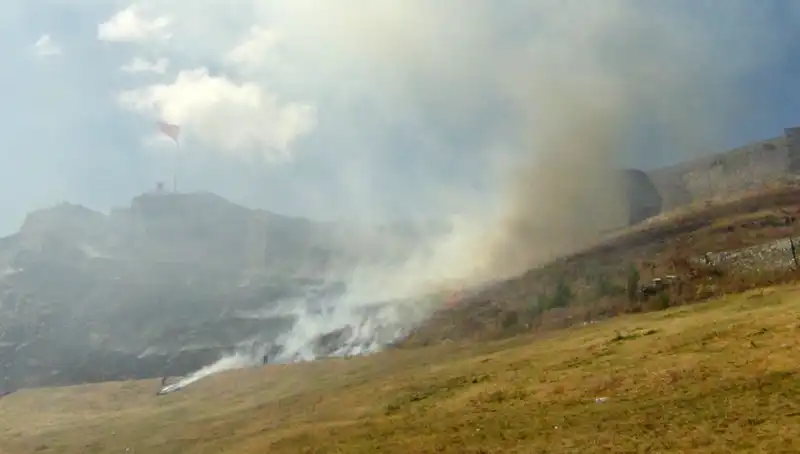 Kars Kalesi Eteklerinde Şok Eden Anız Yangını: Neler Yaşandı?