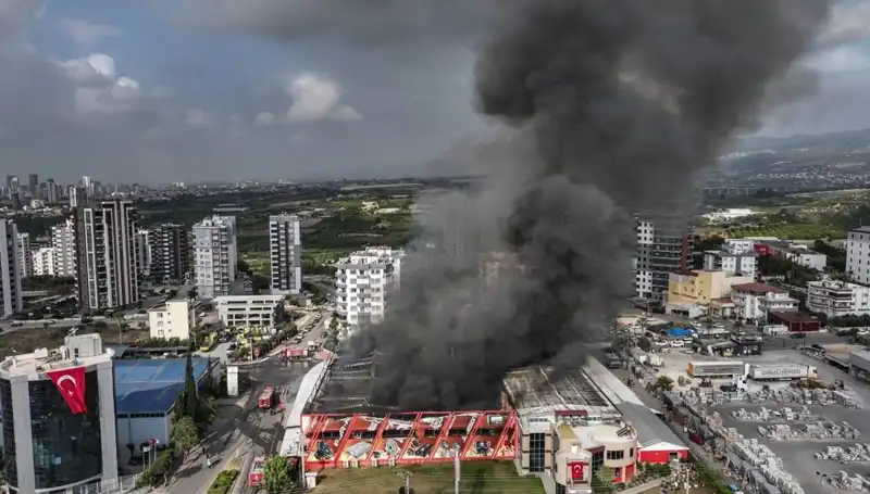 Mersin'de Fabrika Yangını: TOMA ile Zorlu Mücadele!