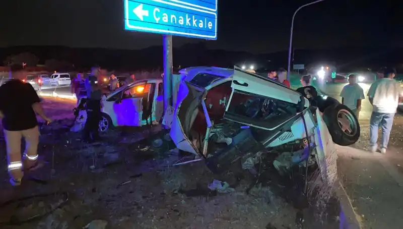 Çanakkale'de Feci Trafik Kazası: İki Otomobil Çarpıştı, Yaralılar Hastaneye Sevk Edildi