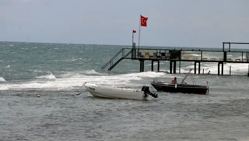 Poyraz Rüzgarı Sahilleri Etkisi Altına Aldı: Deniz Girmeye Tüm Yasaklar