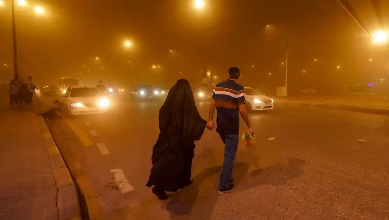 Irak'ta Kum Fırtınası: Hava Trafiği Aksamış, Hastaneler Dolup Taştı!