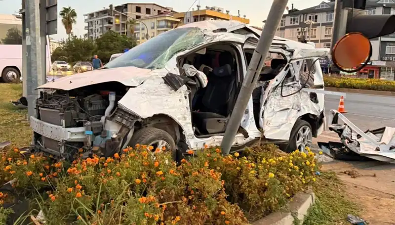 Antalya’da Midibüs ve Hafif Ticari Araç Çarpıştı: Yaralıların Durumu Nedir?