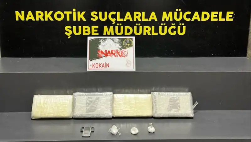 İzmir'de Uyuşturucu Operasyonu: Ele Geçirilen Malzeme ve Gözaltılar