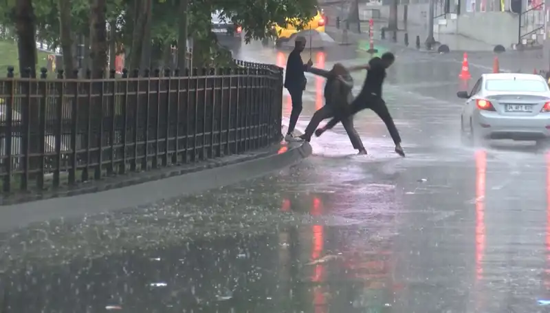 İstanbul ve İzmir İçin Meteoroloji’den Turuncu Kodlu Uyarı: Hazırlıklı Olun!