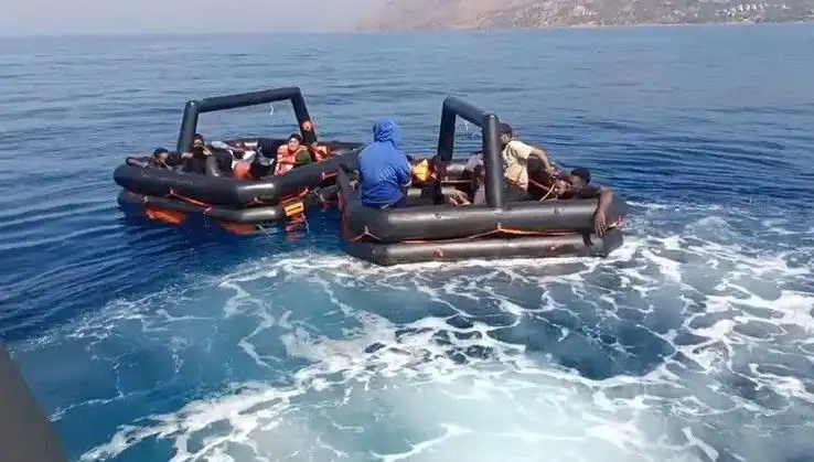 Ayvacık’ta 19 Kaçak Göçmen, Cesur Bir Operasyonla Kurtarıldı