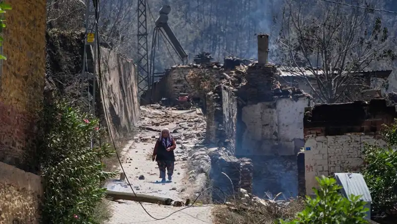 İzmir ve Bilecik’teki Yangınların Yarattığı Yıkım: 415 Bina Alevlere Kapıldı