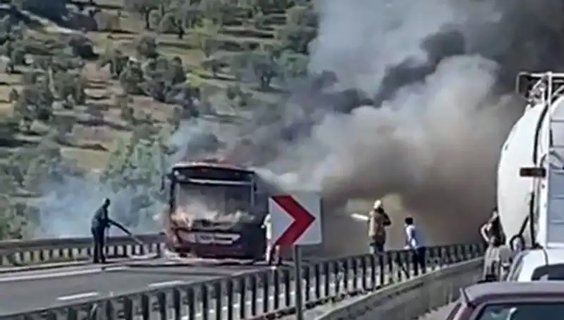 İzmir'de Feci Yangın: Belediye Otobüsü Alev Alev Yandı!